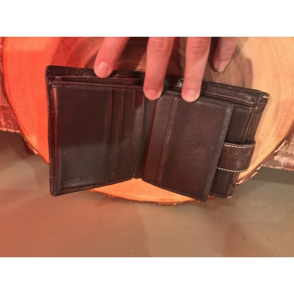 COACH Signature Brown Bi Fold Leather‎ Wallet. Coach Logo